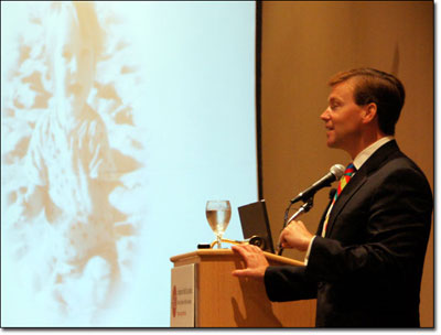 Peter Pronovost, M.D., delivers the keynote speech at Health Journalism 2010. (Photo: Pia Christensen/AHCJ)