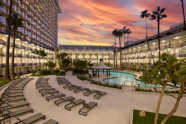LAX Marriott pool