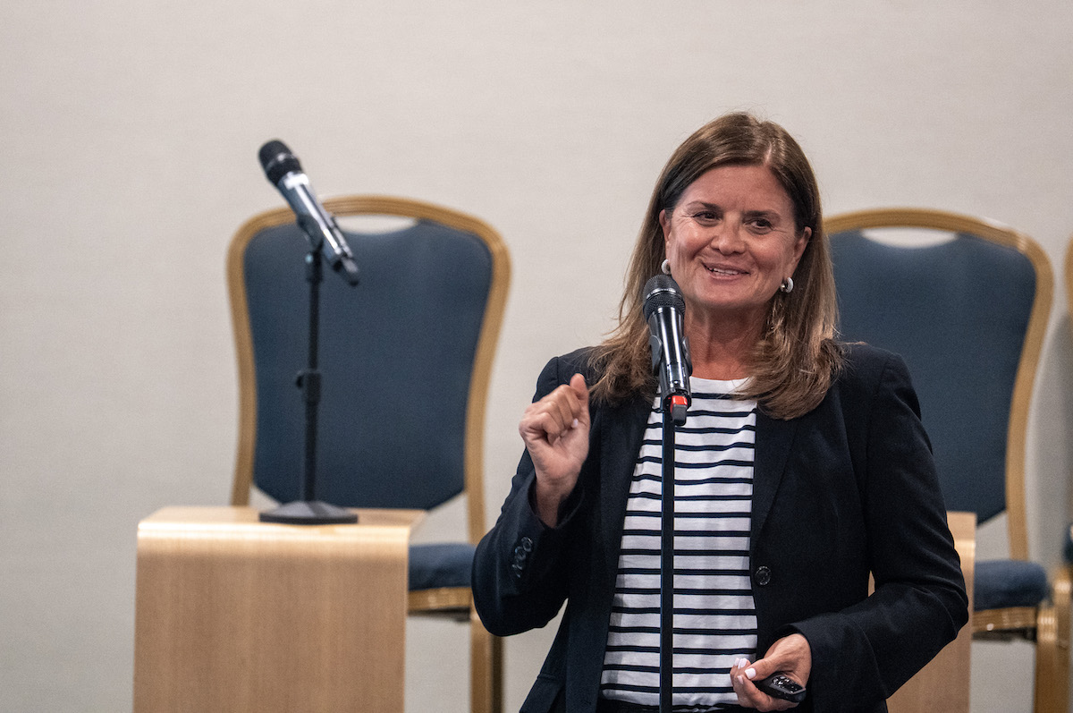 LaVonne Roberts gives a lightning talk about AI in health care at HJ25.