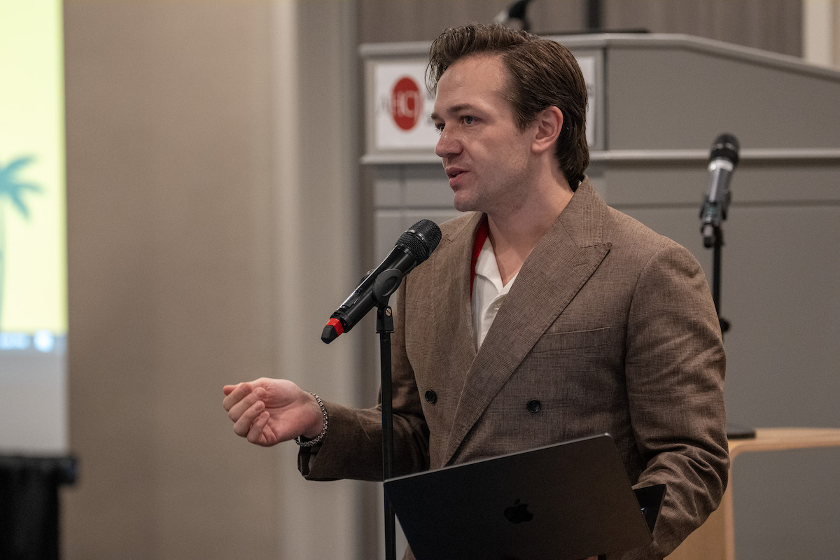 Tyler Kingkade during his HJ25 lightning talk "How to get a company's perspective when no one will talk to you."