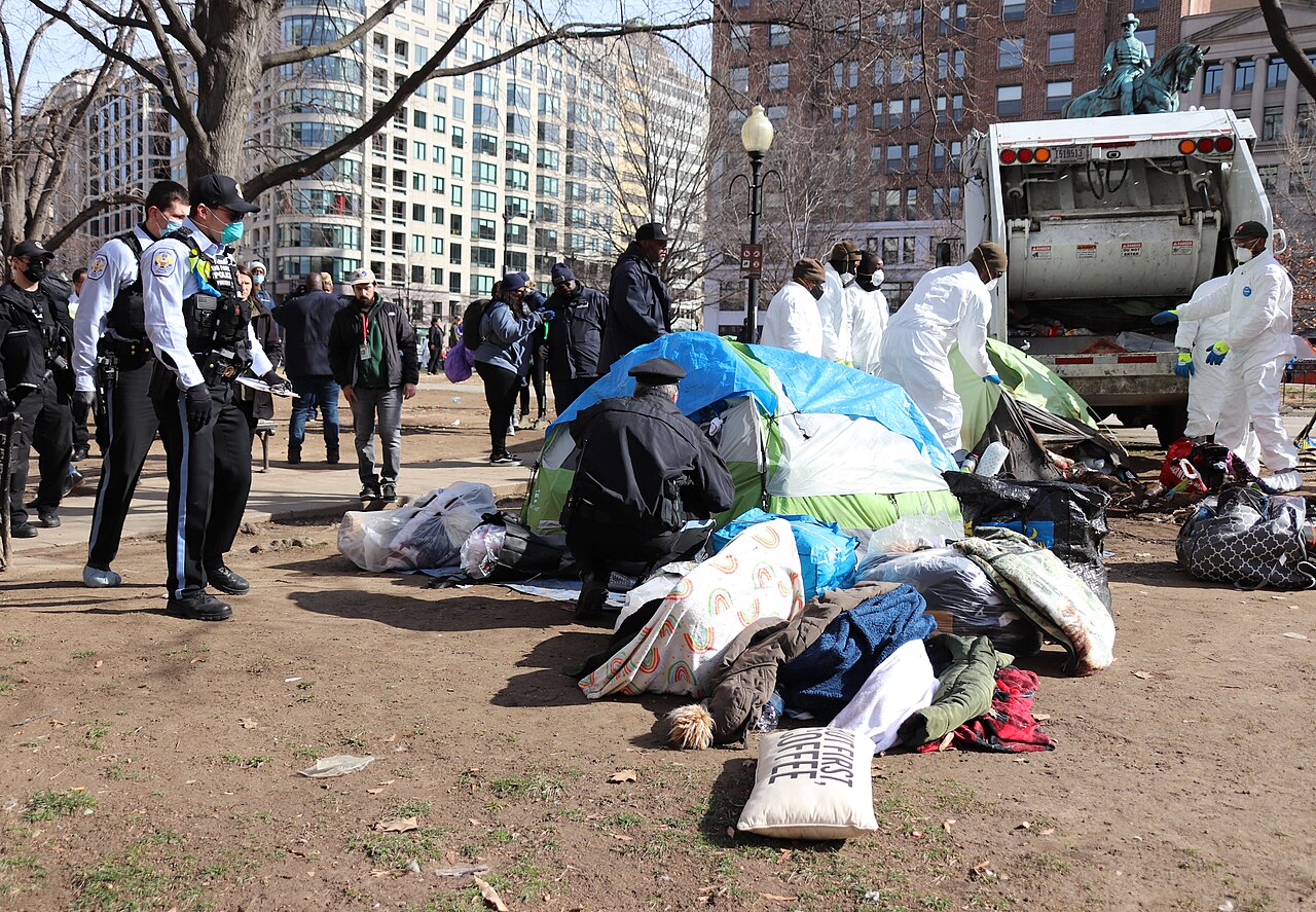 National Park Service officials evict a homeless tent encampment. homelessness featured image