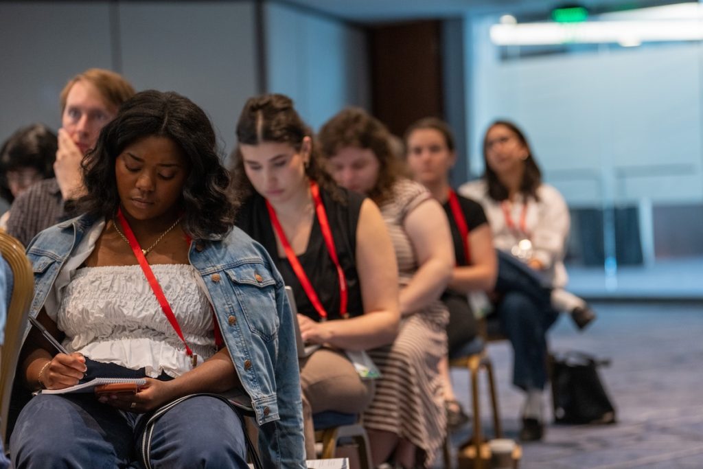 HJ26 attendees take notes during the workshop "How to uncover great medical stories in court." Photo by Zachary Linhares