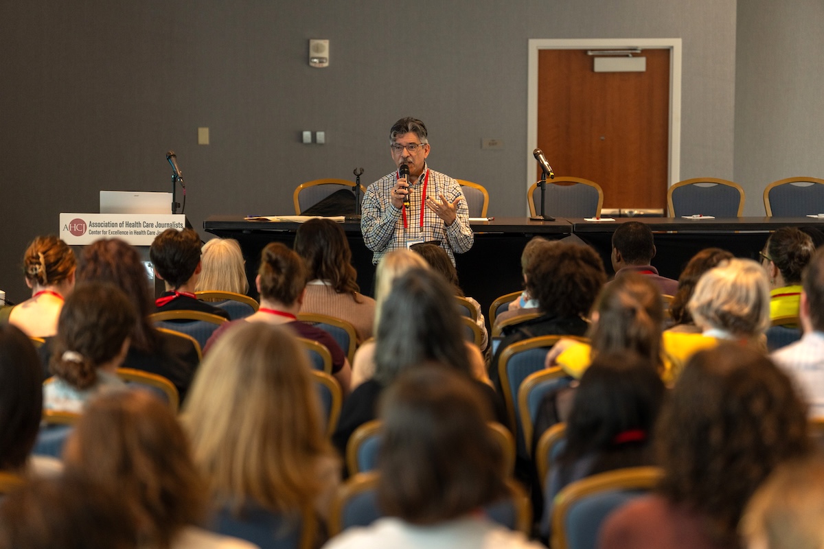 LA Times Column One Editor Steve Padilla speaks to a crowded room during his HJ26 session "Writing tips you'll use every day." Photo by Zachary Linhares