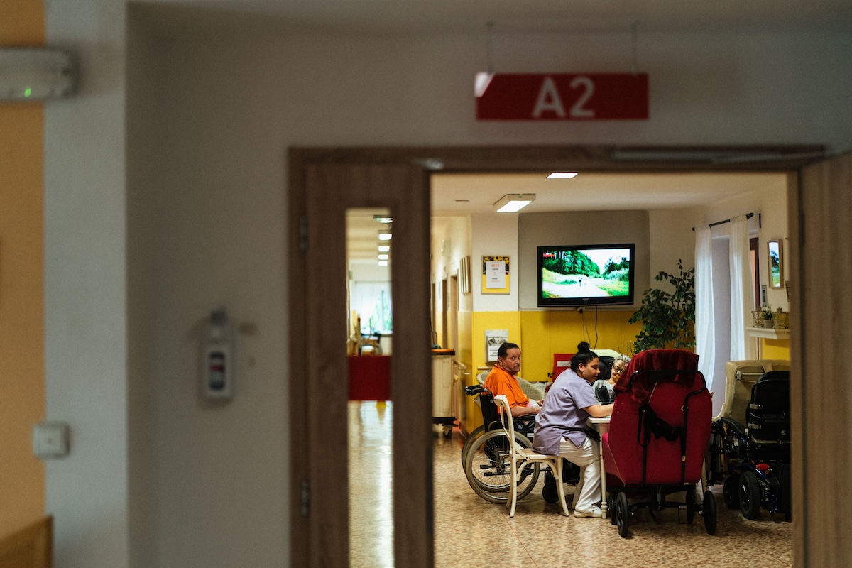 people in a nursing home. geriatric workforce shortage