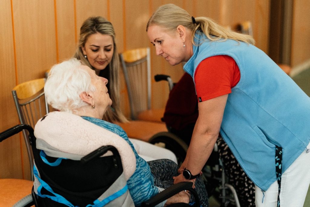 An older woman talking to caregivers. dementia care violence featured photo