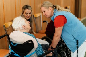 An older woman talking to caregivers. dementia care violence featured photo