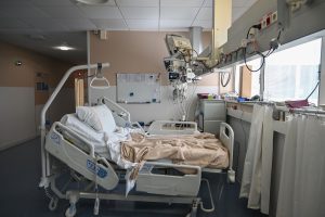 an empty hospital bed. featured image for story on us life expectancy